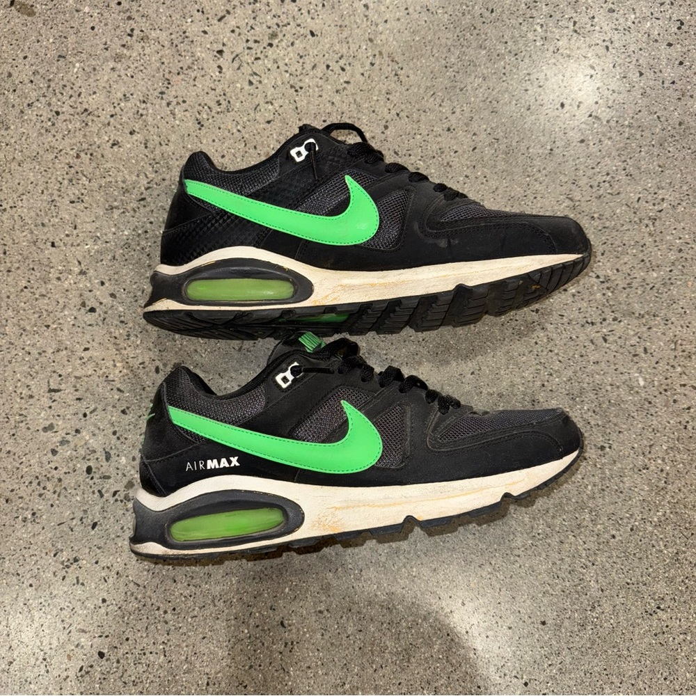 🚨 SOLD 🚨 Nike Men's Sneakers Black with Green Accents